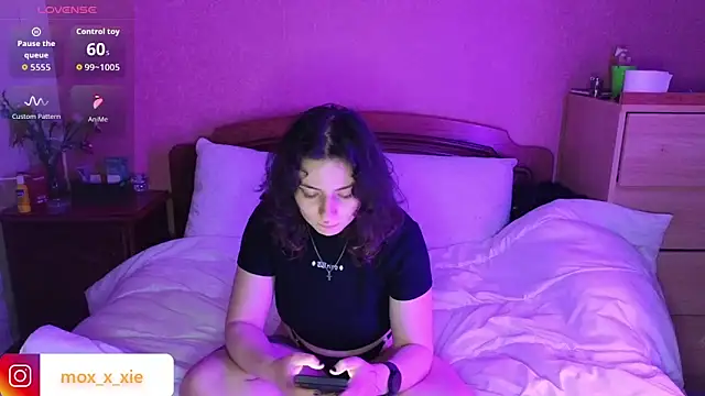 Moxxxie online show from April 2026 04:37:01 PM