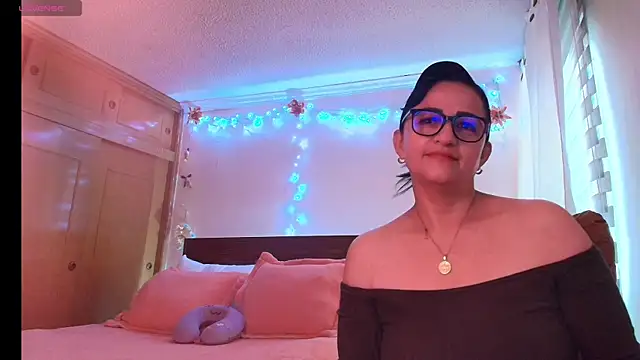 ISABEEL SOFIA01 online show from May 2026 11:43:01 AM