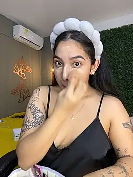 Snapshot of Amandanauty chatting on December 2025 04:17:01 AM Amandanauty online show from December 2025 04:17:01 AM