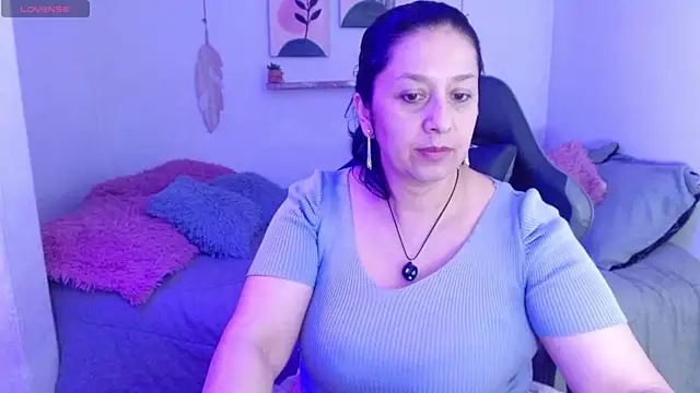 camilalatti online show from May 2026 10:11:02 PM