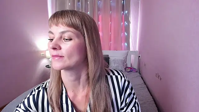 annasimonsj online show from May 2026 12:52:02 AM