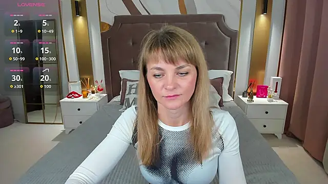 annasimonsj online show from April 2026 12:49:02 AM