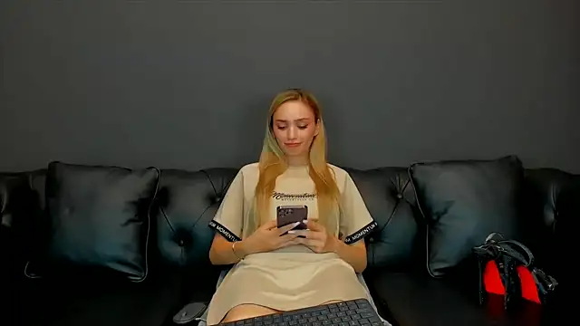 Snapshot of HaleySweet18 chatting on June 2026 07:55:02 PM HaleySweet18 online show from June 2026 07:55:02 PM