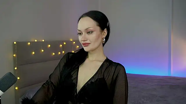 Snapshot of QueenAliss chatting on June 2026 05:12:01 AM QueenAliss online show from June 2026 05:12:01 AM