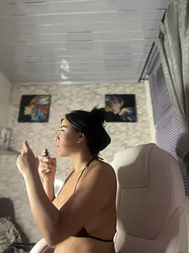 Snapshot of Little_Amber6 chatting on February 2025 04:04:02 AM Little Amber6 online show from February 2025 04:04:02 AM