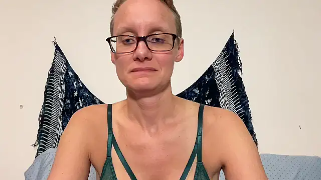 Snapshot of LeahWilde chatting on January 2025 01:59:02 AM LeahWilde online show from January 2025 01:59:02 AM