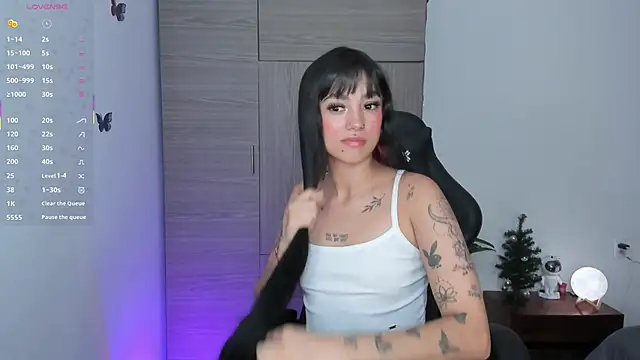 Lizzie corner v online show from November 2025 02:07:02 PM