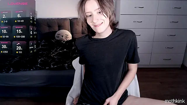 mothkink online show from November 2025 02:33:01 PM