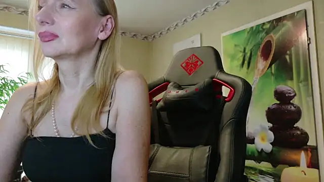 HotLana69 online show from April 2026 04:33:01 PM