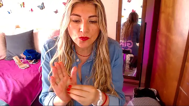 Snapshot of Jolie-Mature chatting on December 2025 08:10:01 PM Jolie-Mature online show from December 2025 08:10:01 PM