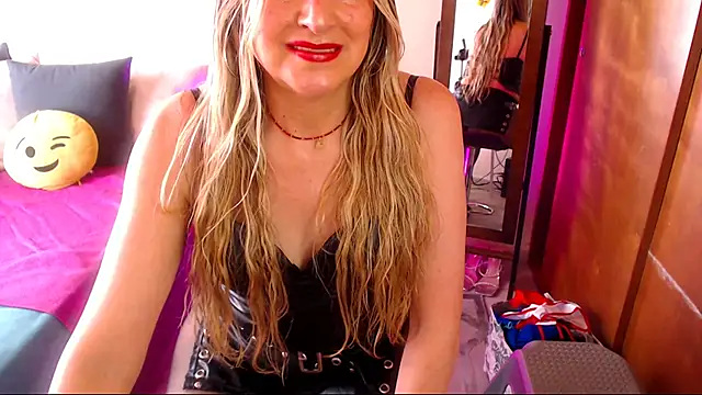 Snapshot of Jolie-Mature chatting on November 2025 06:23:01 PM Jolie-Mature online show from November 2025 06:23:01 PM