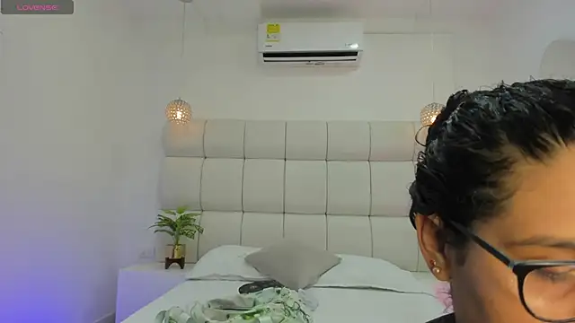 DanielleEvans  online show from November 2025 11:24:01 AM