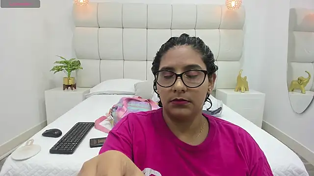 DanielleEvans  online show from October 2025 11:24:02 AM