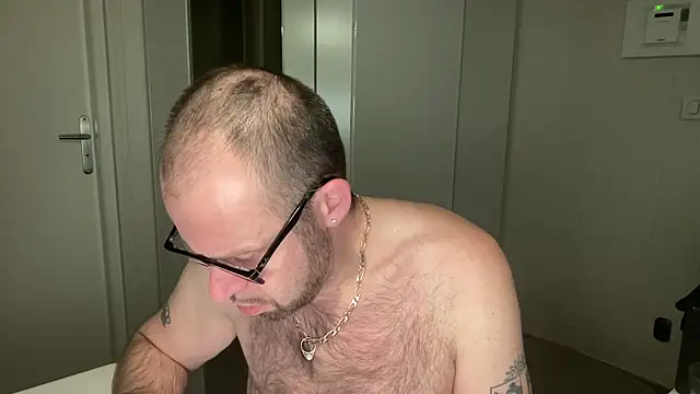 Snapshot of FABIOGLASSES chatting on October 2025 08:32:02 PM FABIOGLASSES online show from October 2025 08:32:02 PM