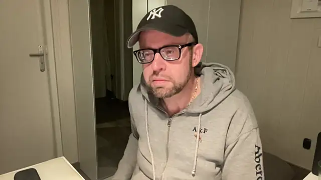 Snapshot of FABIOGLASSES chatting on September 2025 08:59:02 PM FABIOGLASSES online show from September 2025 08:59:02 PM