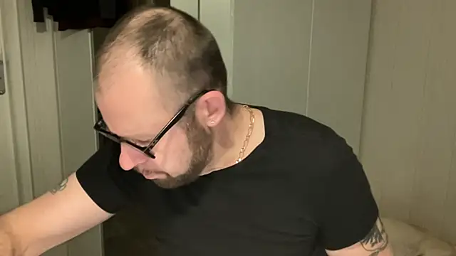 Snapshot of FABIOGLASSES chatting on November 2025 10:13:02 PM FABIOGLASSES online show from November 2025 10:13:02 PM