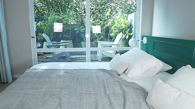 aisha es online show from December 2025 01:05:02 PM