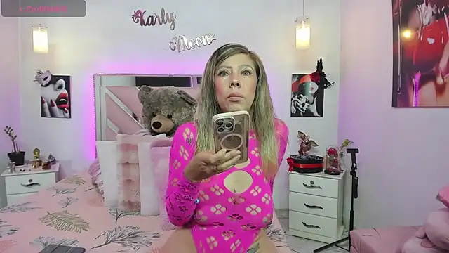 Snapshot of Karly_moon chatting on September 2025 08:11:01 PM Karly moon online show from September 2025 08:11:01 PM