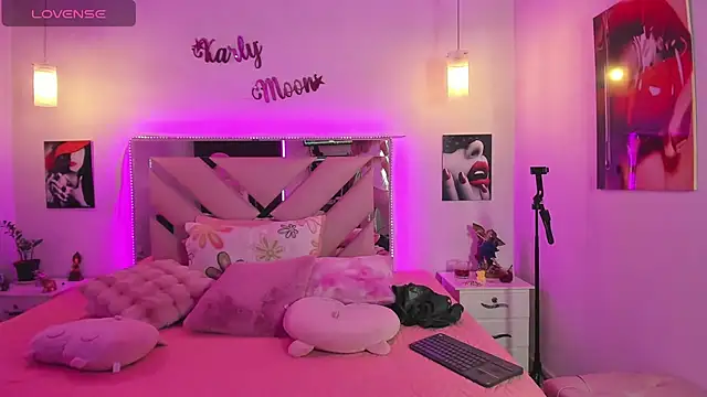 Snapshot of Karly_moon chatting on November 2025 05:13:02 PM Karly moon online show from November 2025 05:13:02 PM