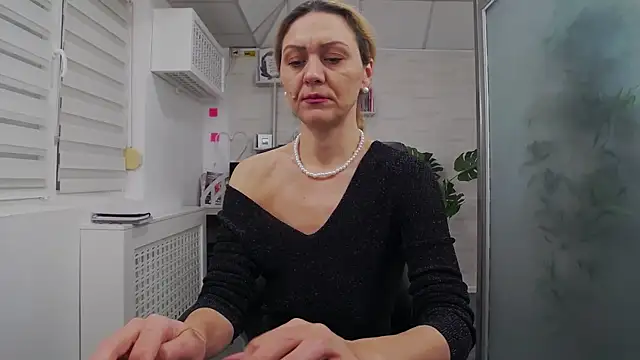 Snapshot of EllaMilf_ chatting on November 2025 01:26:02 PM EllaMilf online show from November 2025 01:26:02 PM