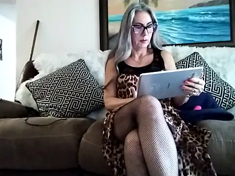 EvaRobinson online show from March 2025 08:20:02 PM