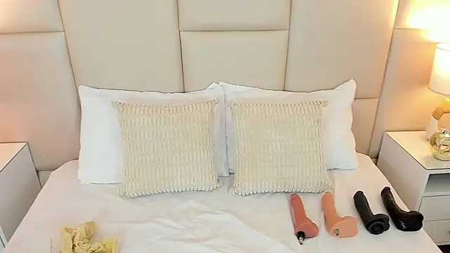 AntoniaRoss  online show from March 2026 12:05:01 PM