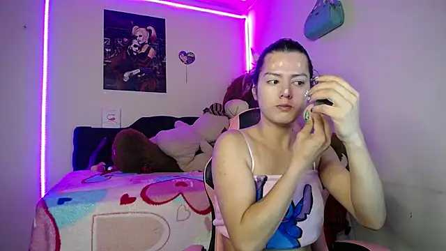 Snapshot of yuliana_19 chatting on December 2025 09:57:02 AM yuliana 19 online show from December 2025 09:57:02 AM