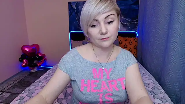 Snapshot of BlondPearl chatting on October 2025 09:48:02 PM BlondPearl online show from October 2025 09:48:02 PM