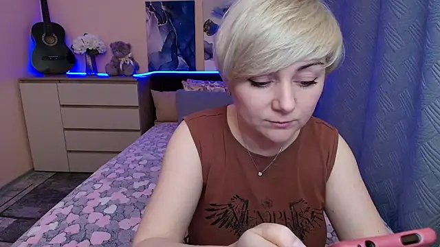 Snapshot of BlondPearl chatting on May 2026 03:17:01 AM BlondPearl online show from May 2026 03:17:01 AM