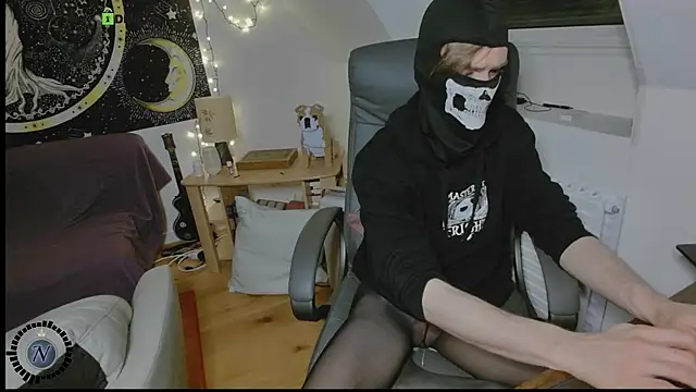 Snapshot of Nyl0nnickb0y chatting on December 2025 09:15:01 PM Nyl0nnickb0y online show from December 2025 09:15:01 PM