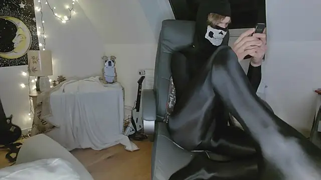 Nyl0nnickb0y online show from April 2026 07:17:02 PM