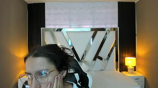 Linda4Petite online show from December 2025 01:06:02 PM