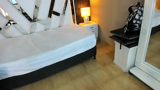 Linda4Petite online show from December 2025 06:03:01 PM