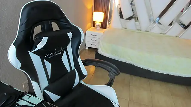 Linda4Petite online show from April 2026 06:22:01 PM