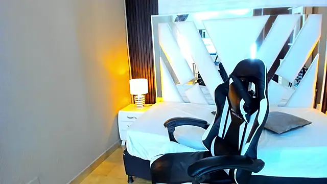 Linda4Petite online show from November 2025 06:13:02 PM