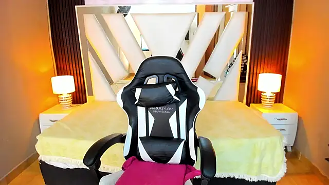 Linda4Petite online show from December 2025 06:29:01 PM