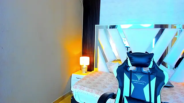 Linda4Petite online show from October 2025 06:30:01 PM