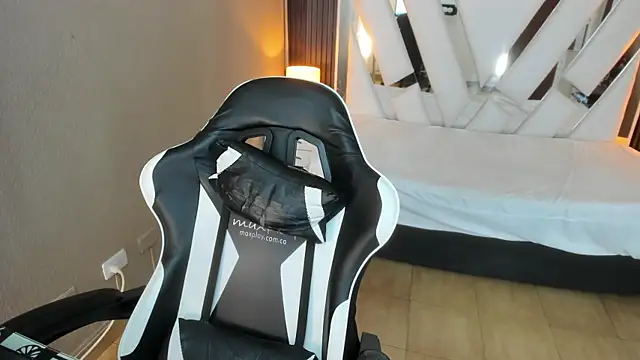 Linda4Petite online show from April 2026 06:03:02 PM