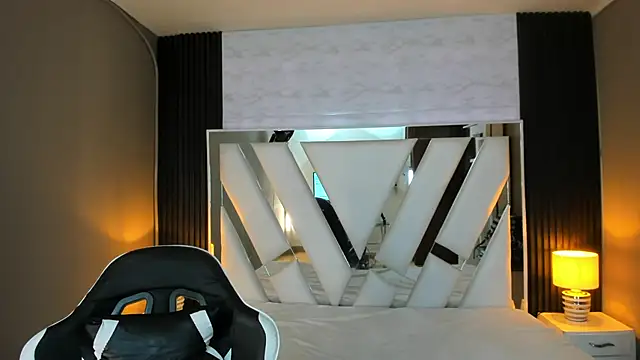 Linda4Petite online show from December 2025 06:23:02 PM