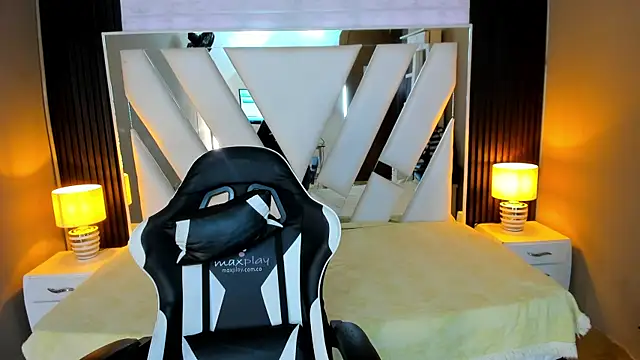 Linda4Petite online show from December 2025 06:10:02 PM