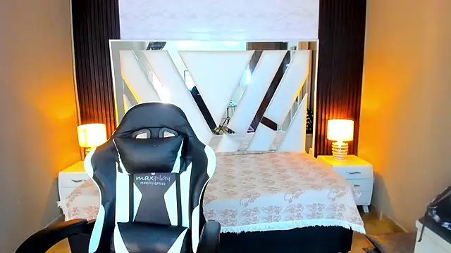 Linda4Petite online show from October 2025 06:19:01 PM