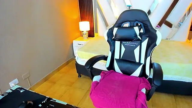 Linda4Petite online show from November 2025 06:02:02 PM