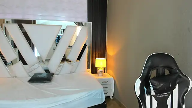 Linda4Petite online show from March 2026 06:20:01 PM