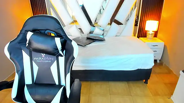 Linda4Petite online show from October 2025 06:04:01 PM