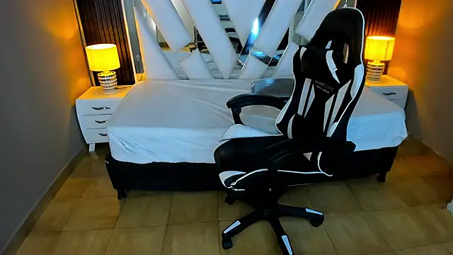 Linda4Petite online show from November 2025 06:12:02 PM