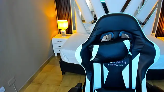 Linda4Petite online show from November 2025 06:12:02 PM