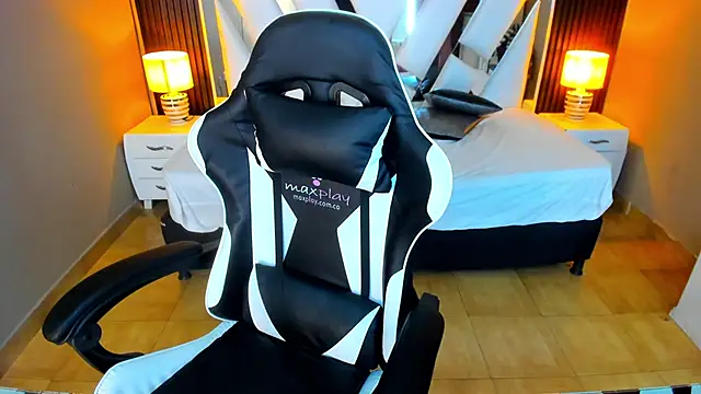 Linda4Petite online show from October 2025 05:59:01 PM