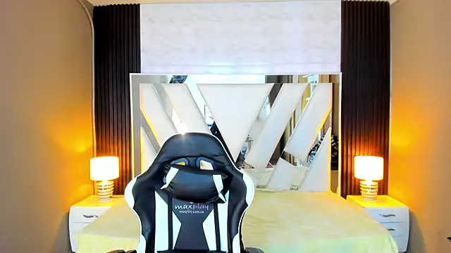 Linda4Petite online show from November 2025 06:52:02 PM