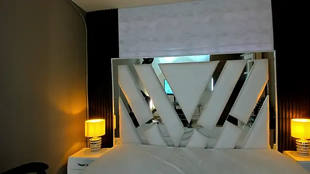 Linda4Petite online show from December 2025 06:08:01 PM