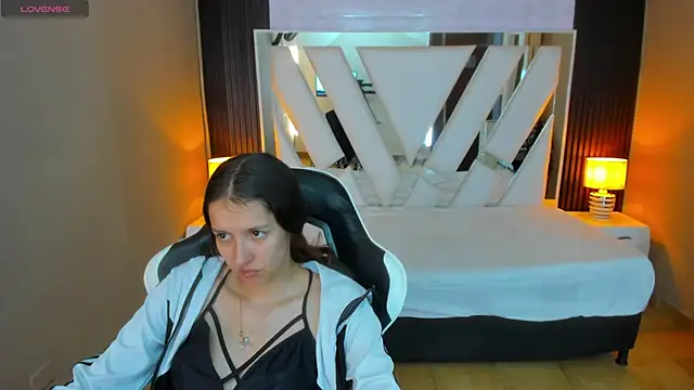 Linda4Petite online show from April 2026 06:00:02 PM